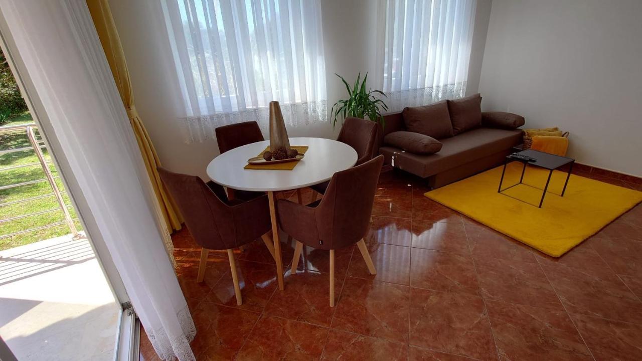 Apartments Lola 로비니 외부 사진