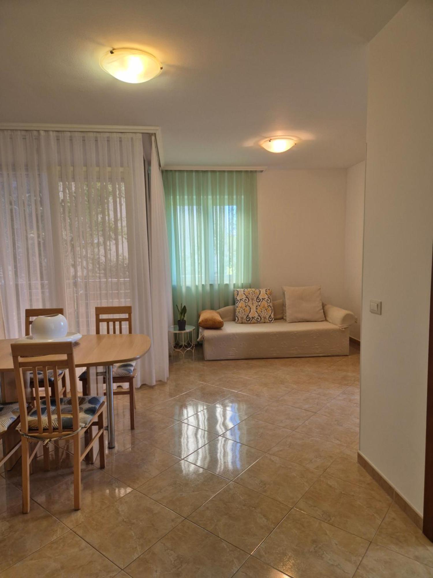 Apartments Lola 로비니 외부 사진